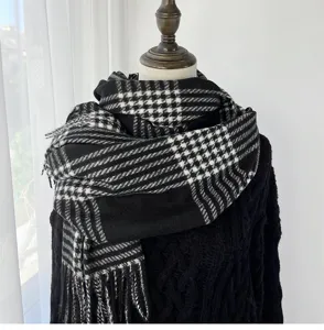 Nahaufnahme des schwarz-weißen Hahnentritt-Schals mit klassischem, gemütlichem Strickmuster.