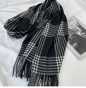 Schwarz-weißer Hahnentritt Schal Detail, kuscheliges Winter Fransen Design für Damen.