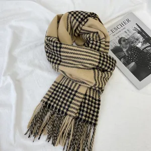Gemütlicher dicker Karo Winterschal für Damen, klassisches schwarz-beiges Tartan-Design.