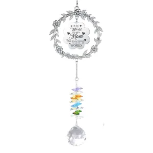 Kristall Sonnenfaenger Anhaenger mit Blumenkranz Design und ruehrendem Mutter Text.