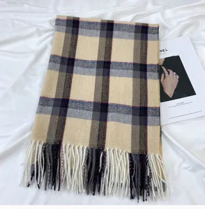 Écharpe à carreaux classique pour femme avec franges, foulard chaud et doux effet cachemire.