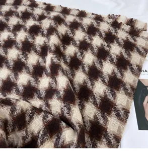 Gros plan detaille d'une douce echarpe d'hiver avec motif pied-de-poule marron.