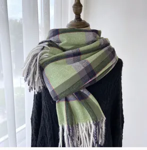 Vue rapprochée détaillée écharpe cachemire toucher carreaux vert femme automne hiver.