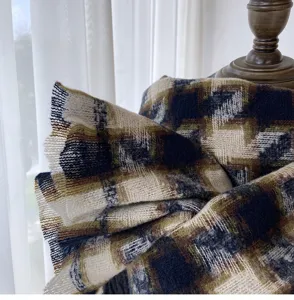 Vue détaillée de l'écharpe à carreaux chaude d'hiver pour femme avec franges, imitation cachemire.