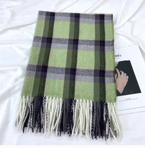 Détail écharpe à carreaux verte franges femme hiver, tour de cou chaud en tartan.