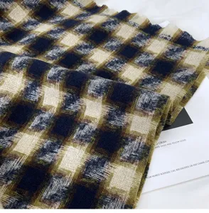 Gros plan détaillé d'une écharpe d'hiver confortable à carreaux avec effet cachemire doux.