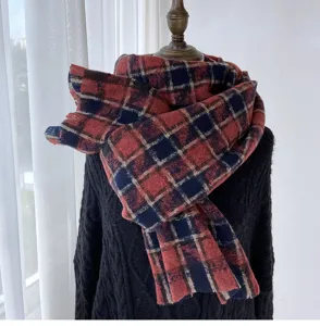 Écharpe d'hiver classique à carreaux et franges, tissu doux et chaud pour les jours froids.