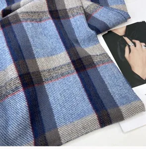 Écharpe classique à carreaux bleus en imitation cachemire avec franges, accessoire chaud d'hiver.