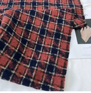 Écharpe d'hiver classique à carreaux rouges et bleus avec franges. Châle chaud et doux.