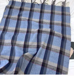 Écharpe d'hiver à carreaux bleus pour femmes, châle à franges imitation cachemire chaud et douillet.