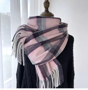 Vue detaillee d'une echarpe d'hiver carree rose pour femme avec franges et cachemire.