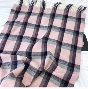 Écharpe rose à carreaux effet cachemire doux, motif écossais classique et jolies franges.