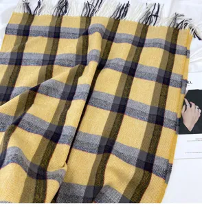 Écharpe à carreaux jaune d'hiver pour femmes avec franges, détail de châle chaud.