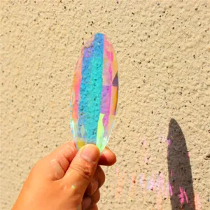 Detailansicht eines 12cm Kristall Sonnenfänger Prismenanhängers mit herrlichem Regenbogenlichteffekt.