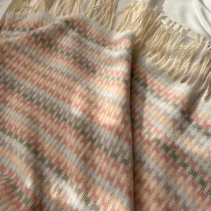 Écharpe d'hiver à carreaux douillette avec franges, châle chaud pour femmes au quotidien.