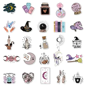 Détail de sticker étanche boho sorcière, design tarot esthétique et boule de cristal pour les journaux.