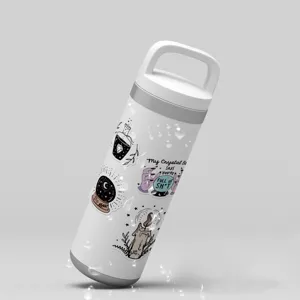 Bouteille d'eau au design boheme sorciere decoree d'autocollants etanches pour un usage quotidien.