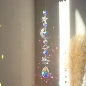Bellissimo dettaglio di acchiappasole in cristallo appendibile con riflessi arcobaleno.