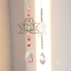 Metall Lotus Kristall Sonnenfänger Hängeornament mit rosa Kristallperlen und Prisma.