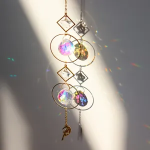 Primo piano di acchiappasole di cristallo appendi con anelli geometrici e riflessi arcobaleno.