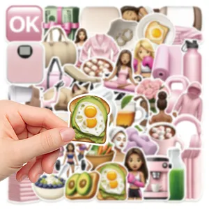 Detailopname van een schattige avocado-toast sticker in de hand met roze gym-themaontwerp.