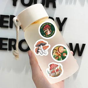 Detailopname van esthetische paddenstoelstickers op een heldere fles voor decoratie.
