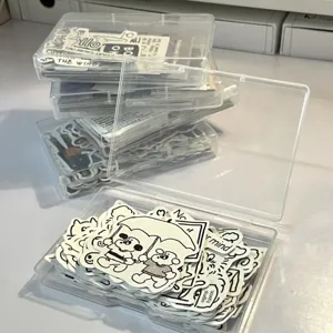 Transparente Plastikaufbewahrungsbox mit niedlichen schwarz-weißen Aufklebern Organizer.