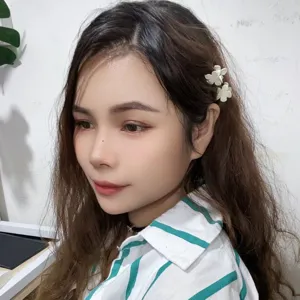 Mini floral hair claw clip for women, cute white flower hair accessories for thin and fine hair.