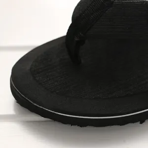 Nahaufnahme Detailansicht schwarzer Herren Sommer Zehentrenner Sandalen rutschfest.