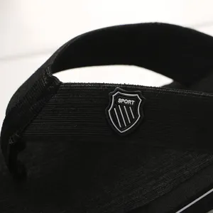 Detaillierte Nahaufnahme des schwarzen Herren Sommer Sandalen Riemens mit Logo Badge.