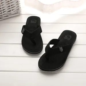 Herren Sommer rutschfeste Zehentrenner Lässige Strand Sandalen in Schwarz Detailansicht.