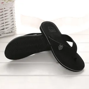 Nahaufnahme Detail schwarze Herren Flip Flops mit strukturierter Sohle und bequemen Riemen.