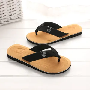 Detailansicht von Herren Sommer Flip Flops mit schwarzen Riemen und strukturiertem Gelb.