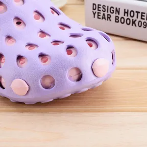 Sabots de jardin d'été respirants violet avec boutons décoratifs roses pour femmes et hommes.