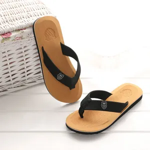 Detailansicht der leichten Herrensandalen mit beigem Fußbett und schwarzen Riemen.