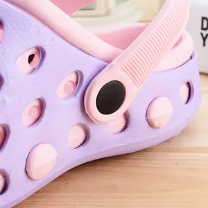 Gros plan détaillé de sabots de jardin EVA violet et rose chaussures d'été respirantes.