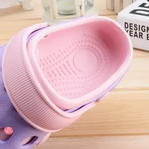 Vue détail sabots de jardin rose violet, chaussures de plage antidérapantes respirantes.