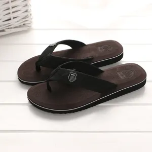 Detailansicht von Herren Freizeit-Flip-Flops mit strukturiertem braunem Fußbett.