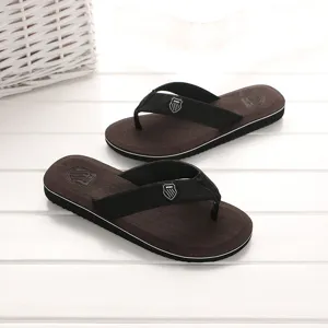Detailansicht sommerlicher Herrensandalen mit rutschfester Sohle und bequemen Zehentrennern.