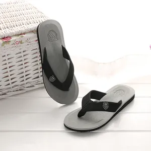 Detailansicht lässiger Herren-Flip-Flops, graue und schwarze Strandhausschuhe mit Sohle.