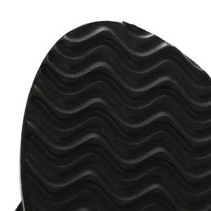 Herren Sommer rutschfeste Zehentrenner schwarze Gummisohle Wellenstruktur Detail Ansicht