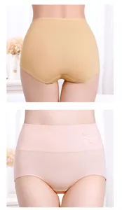Vue détaillée de slip taille haute en coton avec contrôle du ventre et motif de rose.