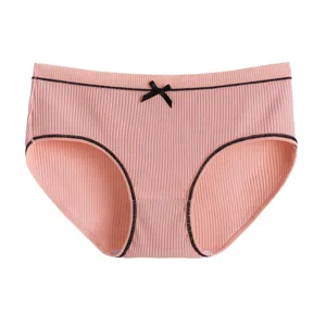 Détail du slip rose en coton côtelé avec un nœud noir et des finitions élégantes.