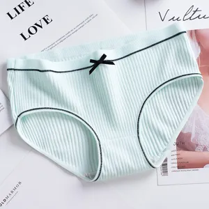 Vue de détail slip côtelé en coton pour femme vert clair avec nœud noir décoratif.