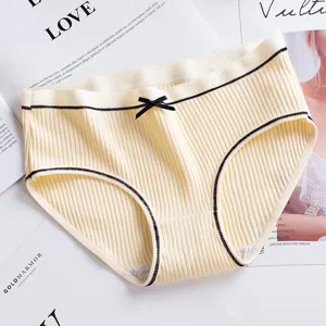 Détail en gros plan d'un slip femme en coton côtelé avec finitions et joli nœud.