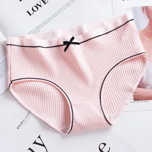 Détail de culotte femme en coton côtelé rose avec un nœud noir et bordure contrastée