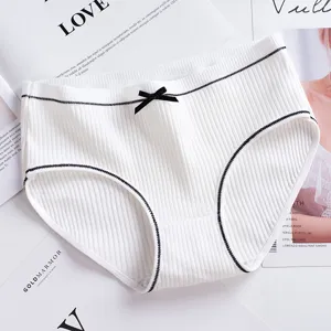 Vue détaillée de slip en coton côtelé pour femme, avec coutures contrastées et nœud.