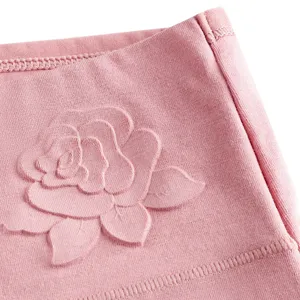 Culotte taille haute femme en coton avec détail élégant de motif rose gaufré, confort quotidien.