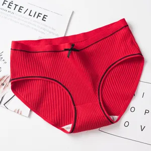 Vue détaillée de slips côtelés rouges pour femmes avec nœud noir, coton doux et confortable.