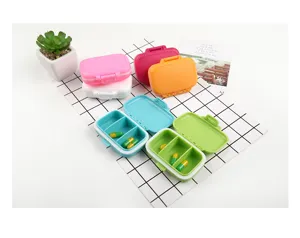 Gedetailleerd overzicht van kleurrijke draagbare mini-pillendoosjes, plastic reisorganizers.